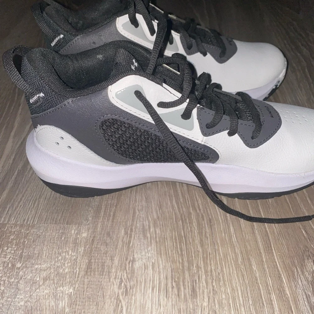 Brand new Under Armour size 6.5Y - Picture 2 of 3